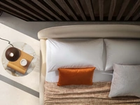 Letto in tessuto imbottito con testiera Belmondo di Le Comfort