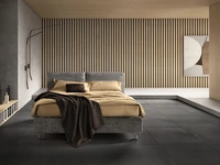 Letto con struttura in legno rivestita in tessuto con testiera regolabile Form di Bside