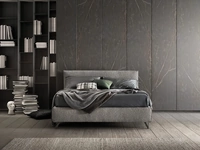 Letto con struttura in legno imbottita e rivestita in tessuto Good di Bside