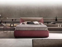 Letto in tessuto imbottito con testiera JS di Bside