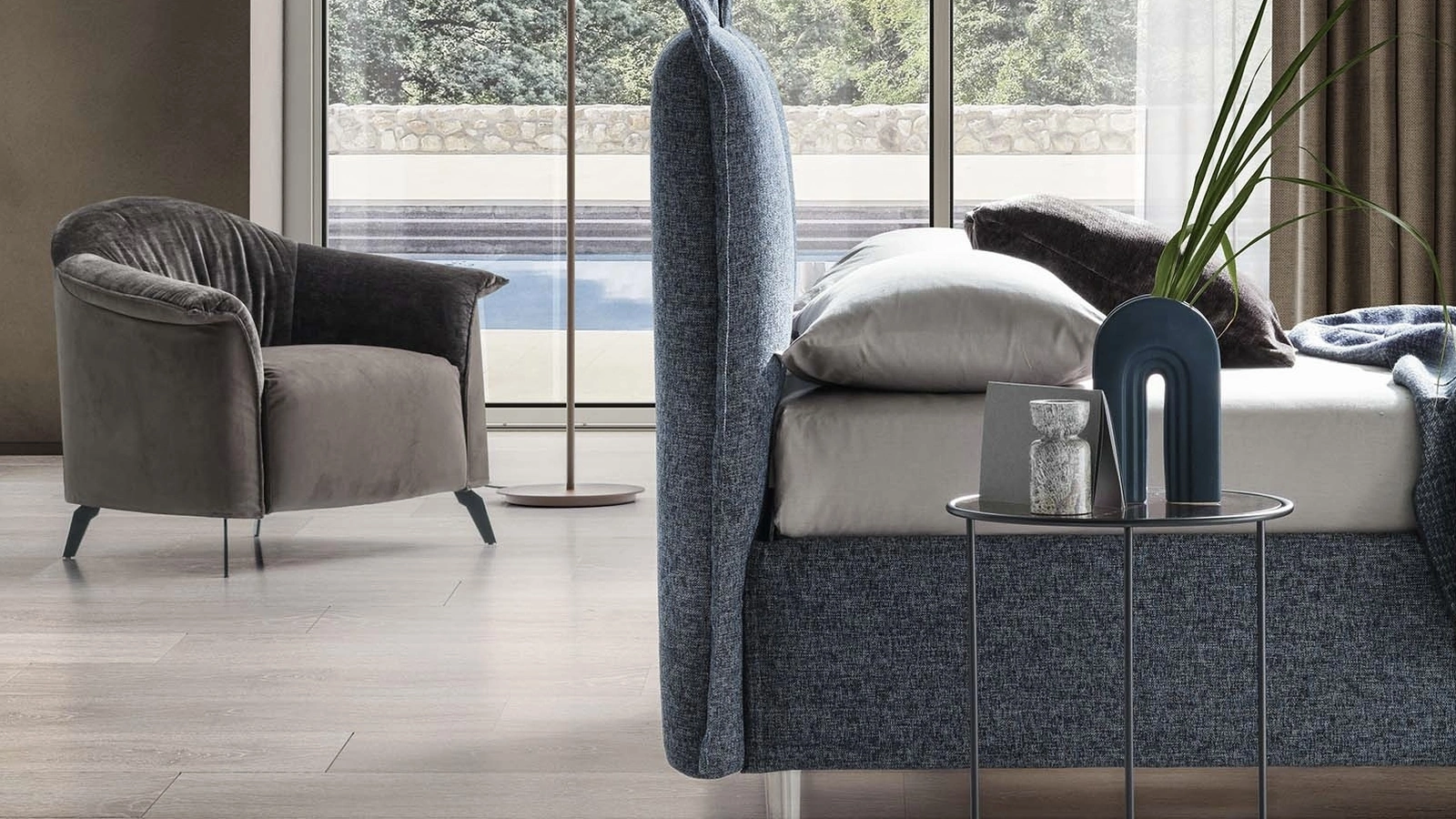 Letto con testiera in tessuto imbottito Catlin di Le Comfort