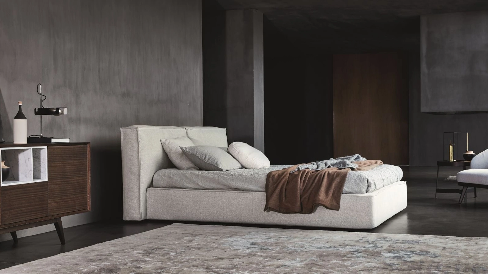 Letto in tessuto imbottito con testiera Flann 2|0 di Ditre Italia