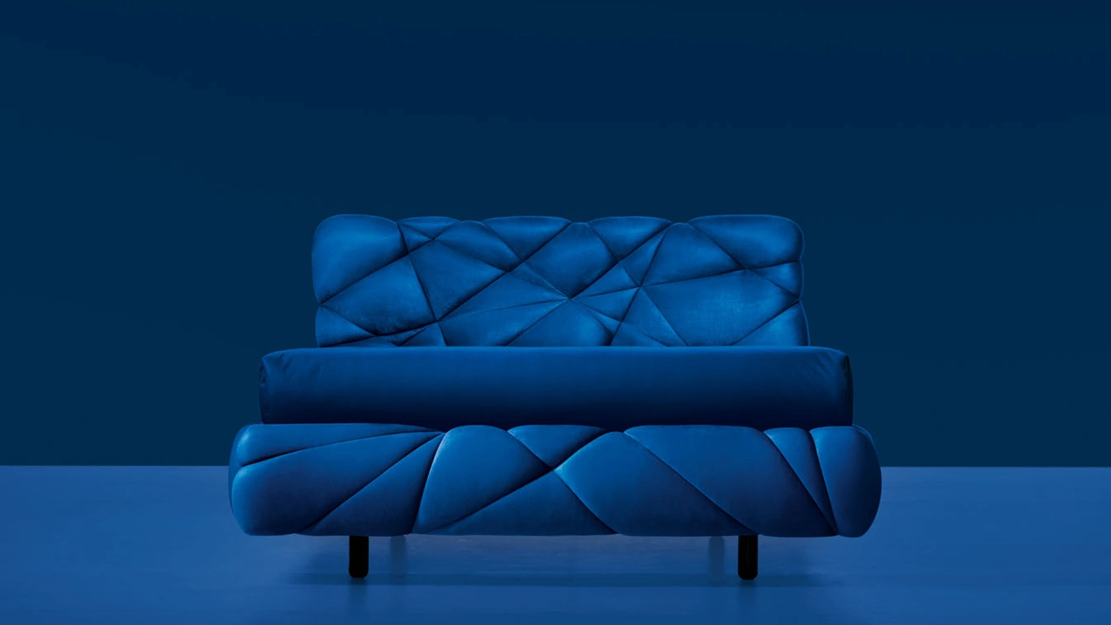 Letto di design imbottito e soffice come una nuvola rivestito con tessuto in Lycra Marvin di Noctis