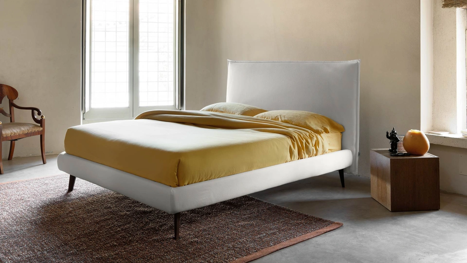 Letto dal design minimale in tessuto con testiera Bob di Noctis