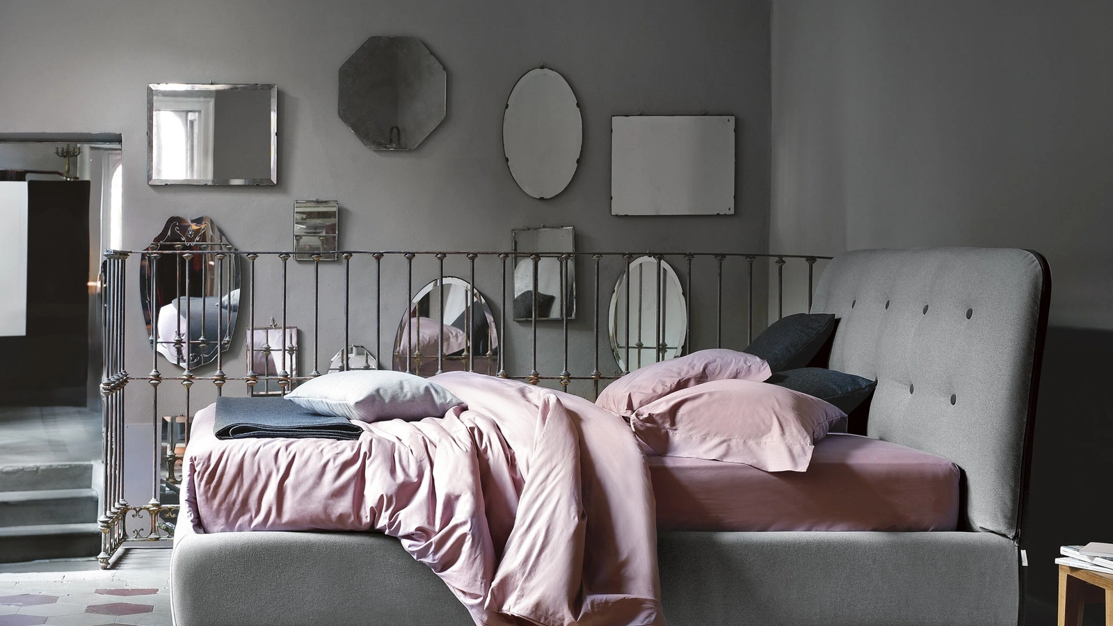 Letto in tessuto imbottito con testiera Paco di Noctis