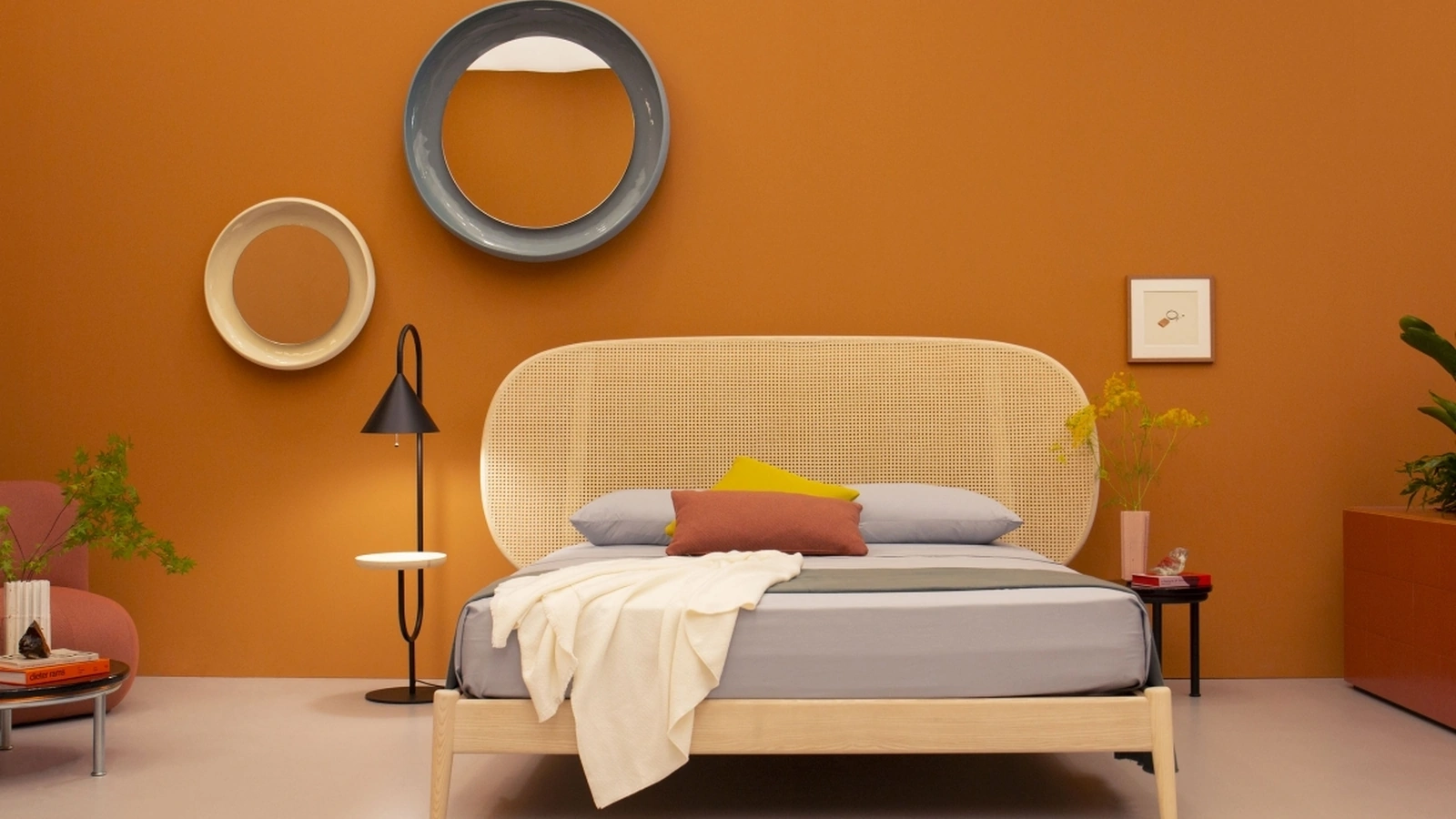 Letto con testiera in paglia di Vienna Shiko Wien di Miniforms