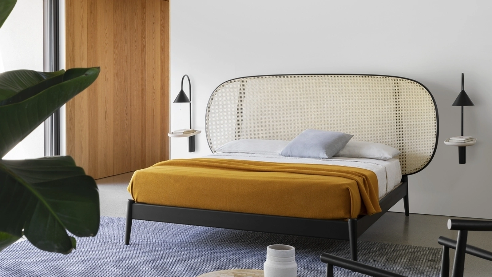 Letto in Frassino Nero con testiera in paglia di Vienna Shiko Wien di Miniforms