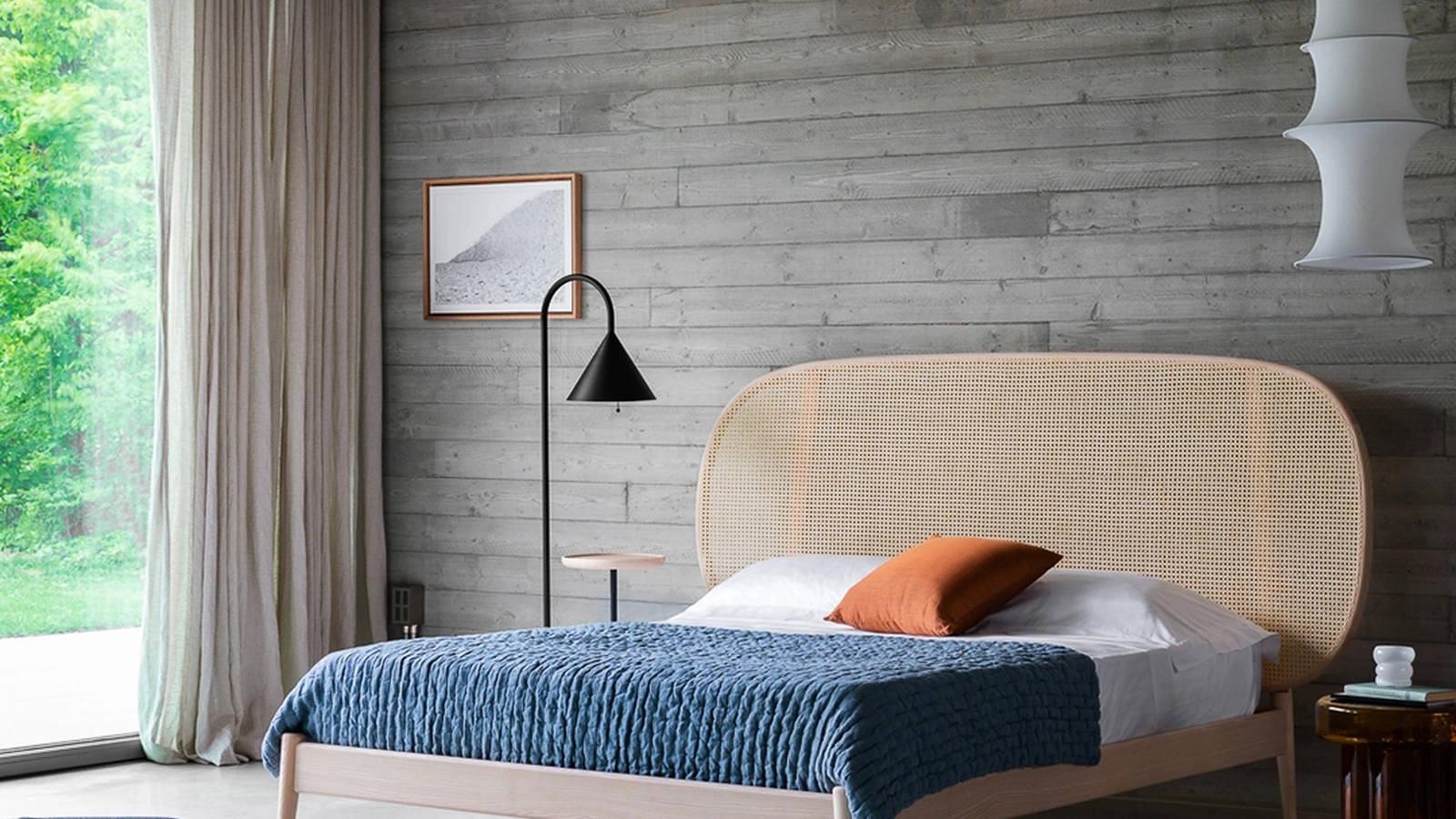 Letto in Frassino con testiera in paglia di Vienna Shiko Wien di Miniforms