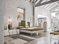 Letto in tessuto imbottito con testiera Skyline di Tomasella