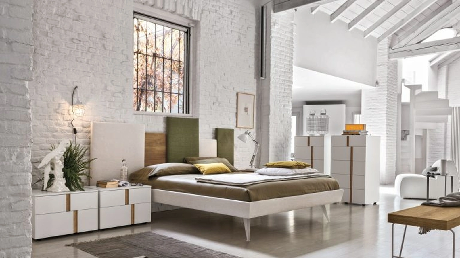 Letto in tessuto imbottito con testiera Skyline di Tomasella