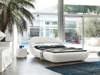 Letto imbottito rivestito in pelle dalle forme morbide e arrotondate Sleepy di Tonin Casa