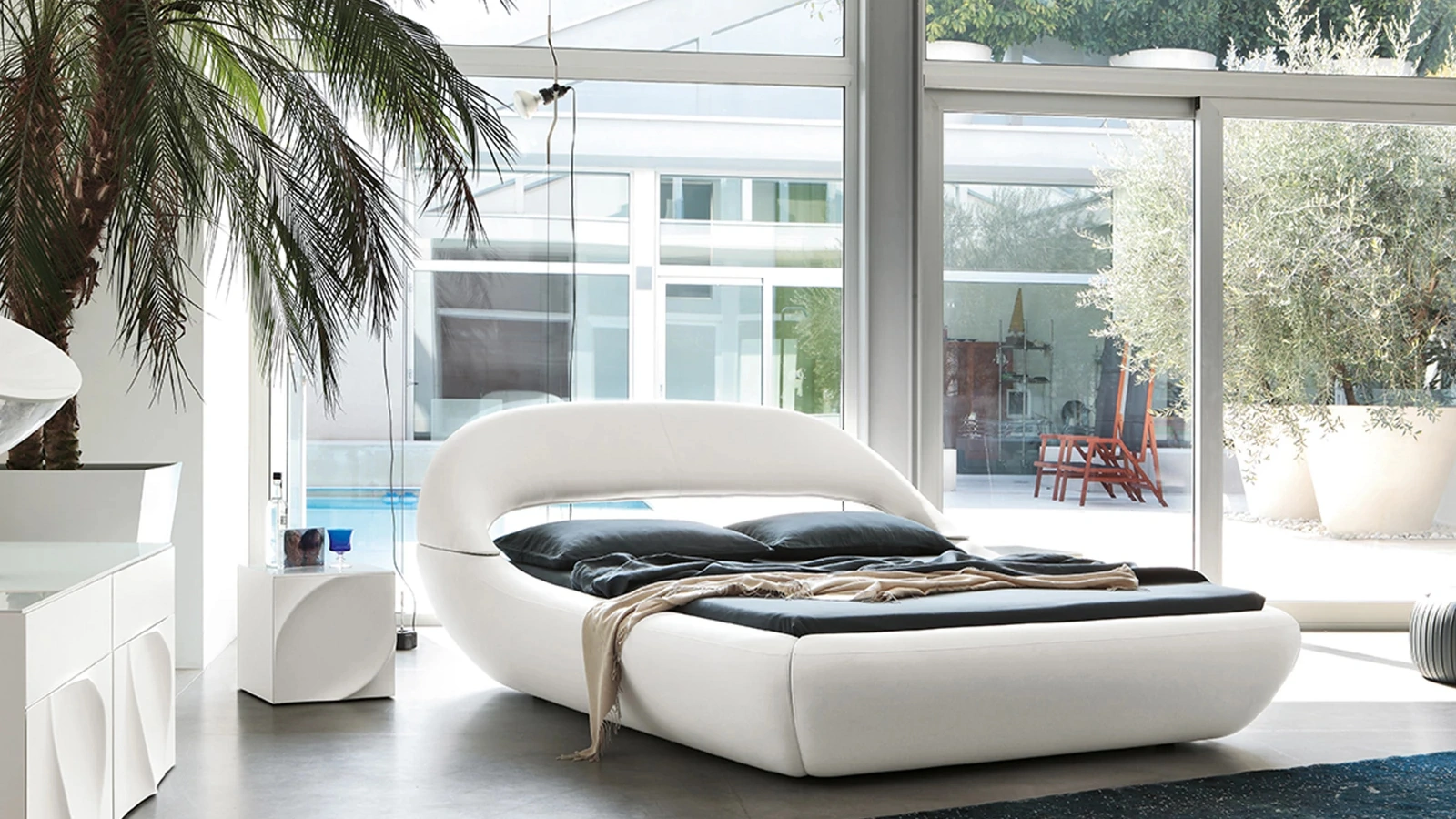 Letto imbottito rivestito in pelle dalle forme morbide e arrotondate Sleepy di Tonin Casa