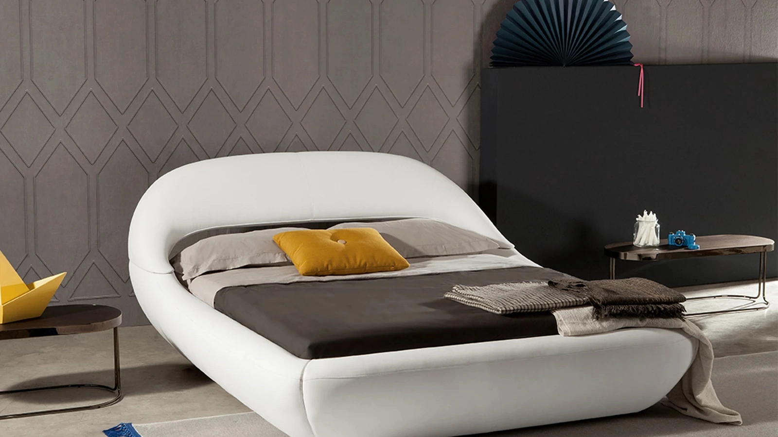Letto imbottito rivestito in pelle dalle forme morbide e arrotondate Sleepy di Tonin Casa