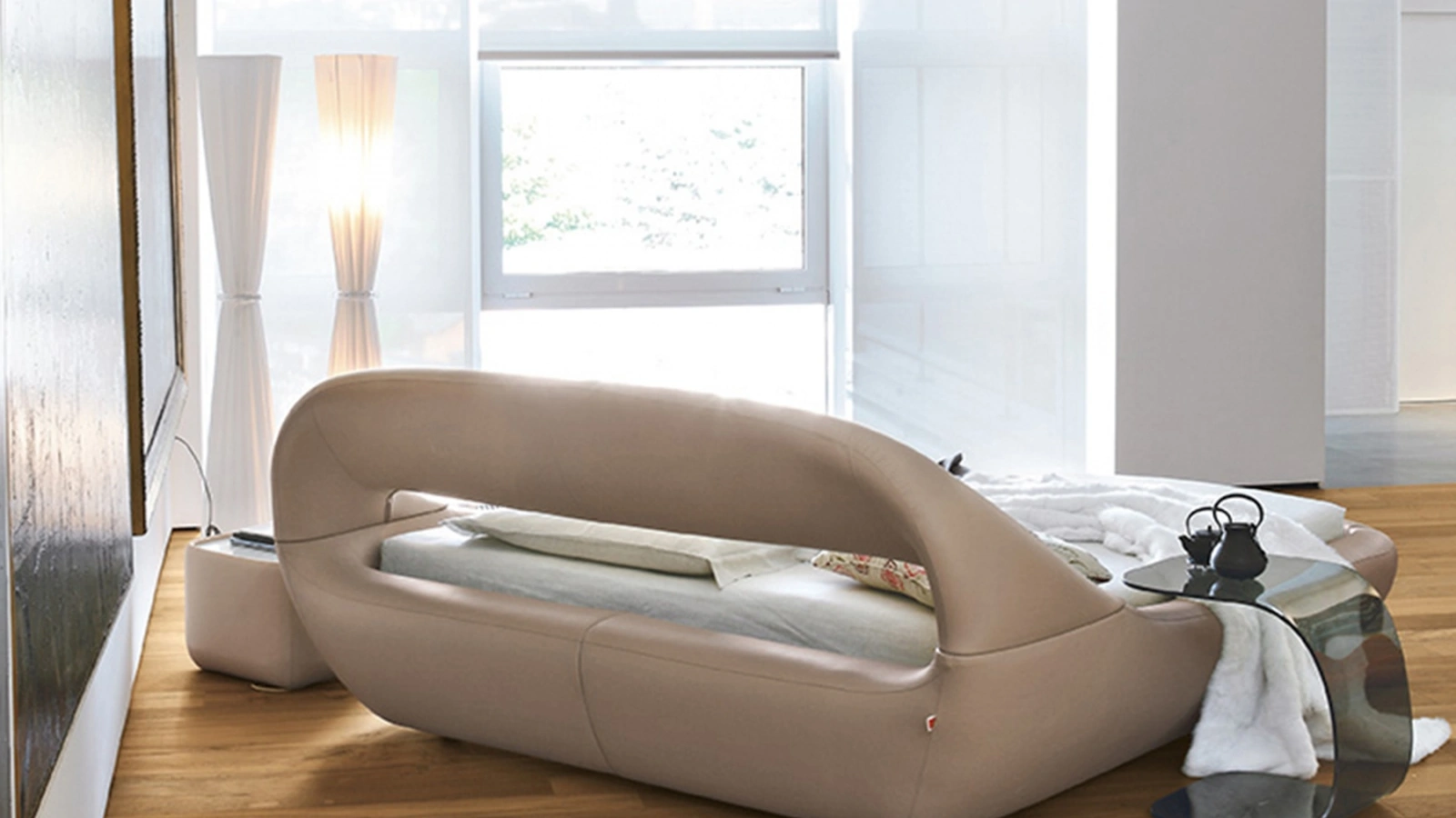 Letto imbottito rivestito in pelle dalle forme morbide e arrotondate Sleepy di Tonin Casa