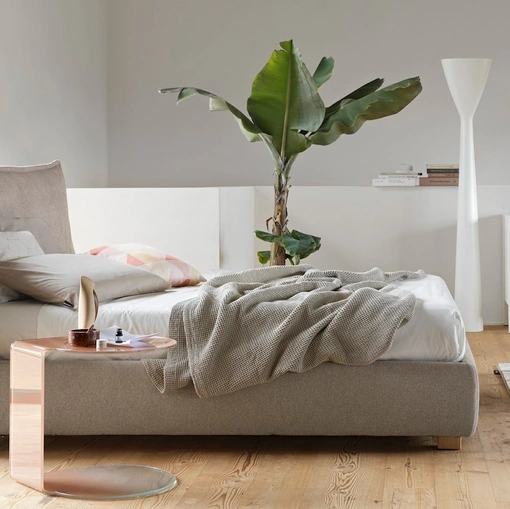 Letto in tessuto Softly con testiera morbida di Calligaris