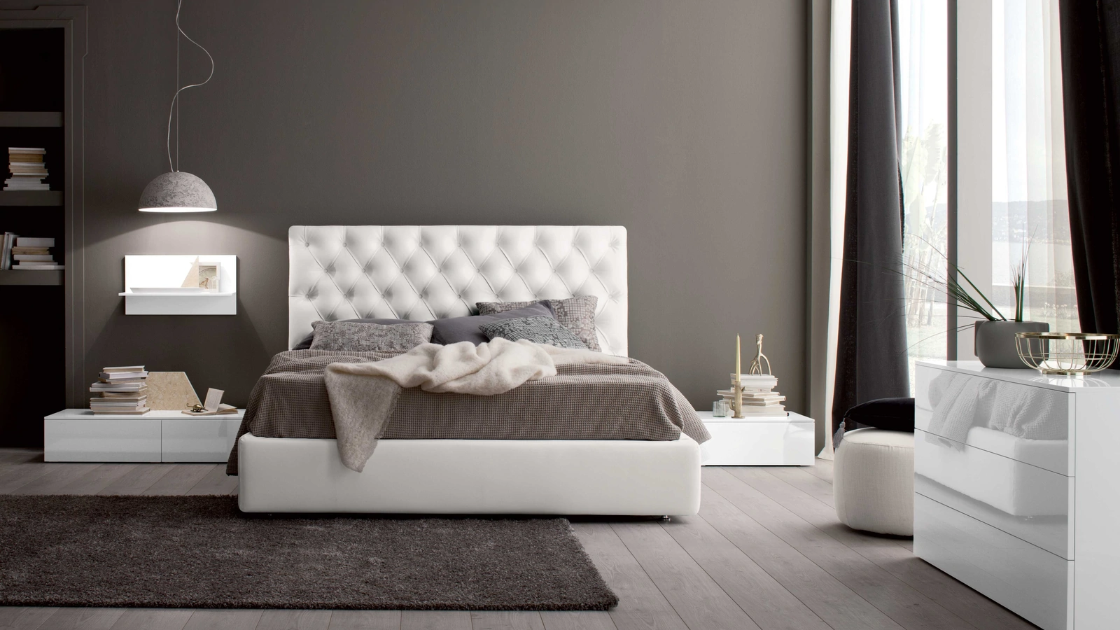 Letto in pelle con testiera lavorazione capitonné Royal di Spagnol Mobili