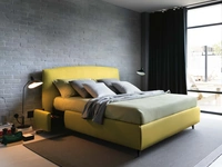 Letto in tessuto imbottito con contenitore Sula di Noctis