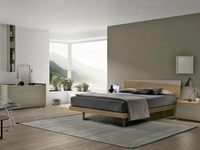 Letto con testiera Charlie in materico noce ambra e laccato opaco salina di Tomasella