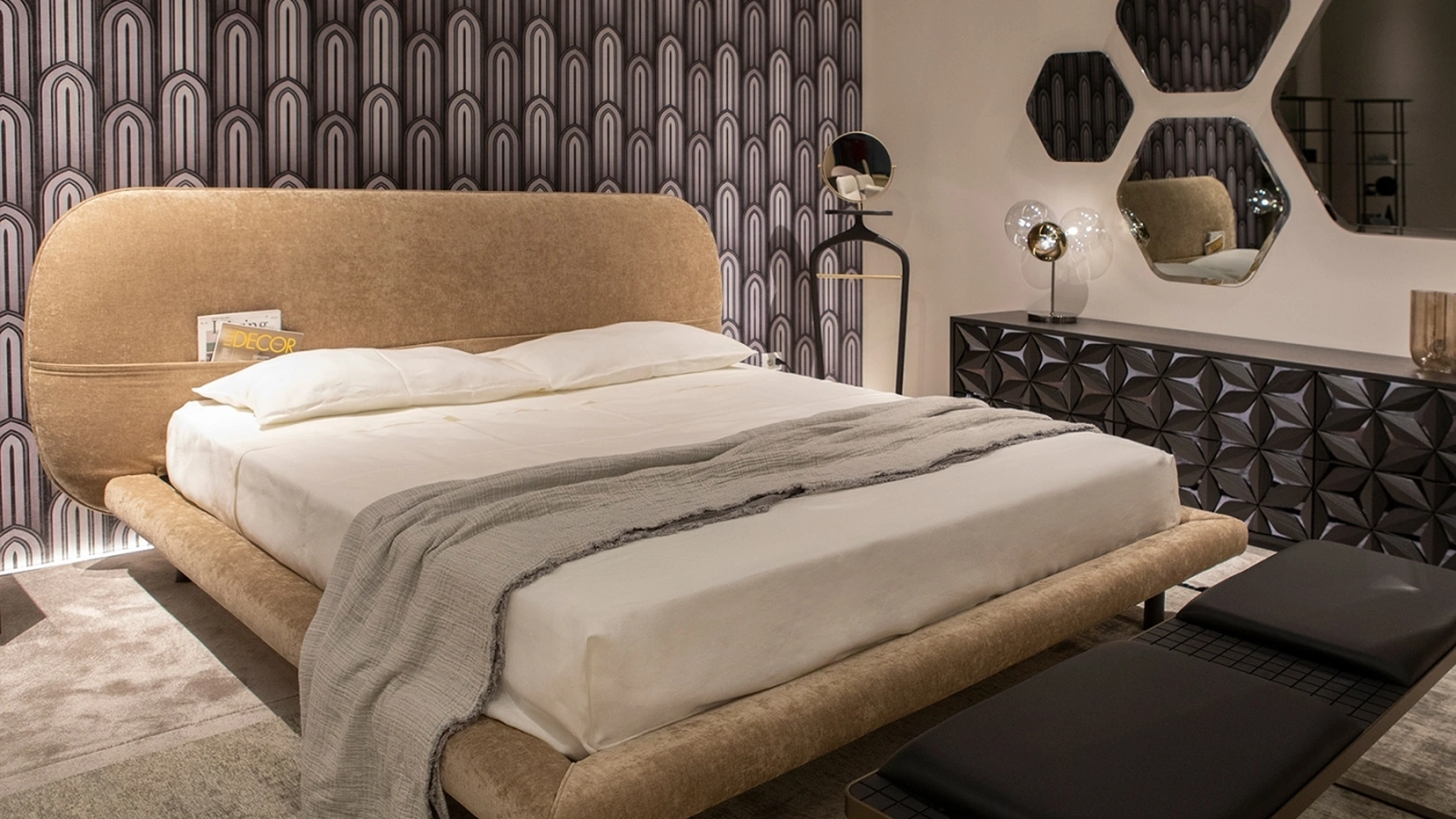 Letto in velluto con testiera Dan di Tonin Casa