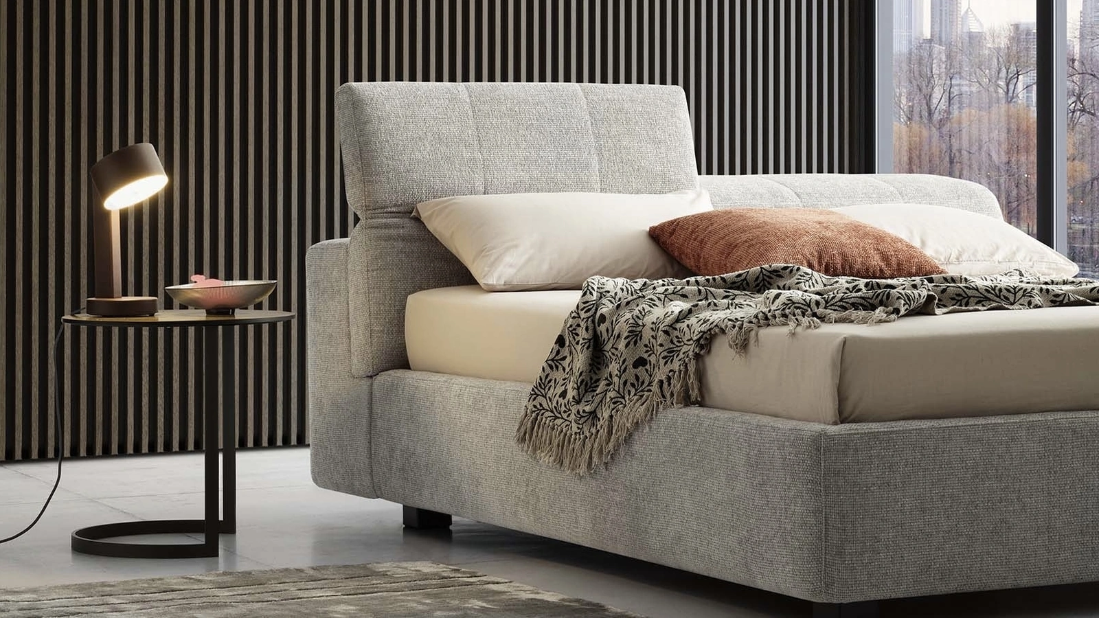 Letto con testiera reclinabile in tessuto imbottito Tower di Le Comfort