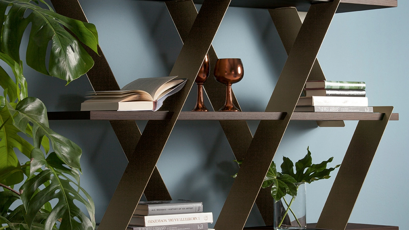 Libreria divisoria Castle in metallo con ripiani in legno di Tonin Casa