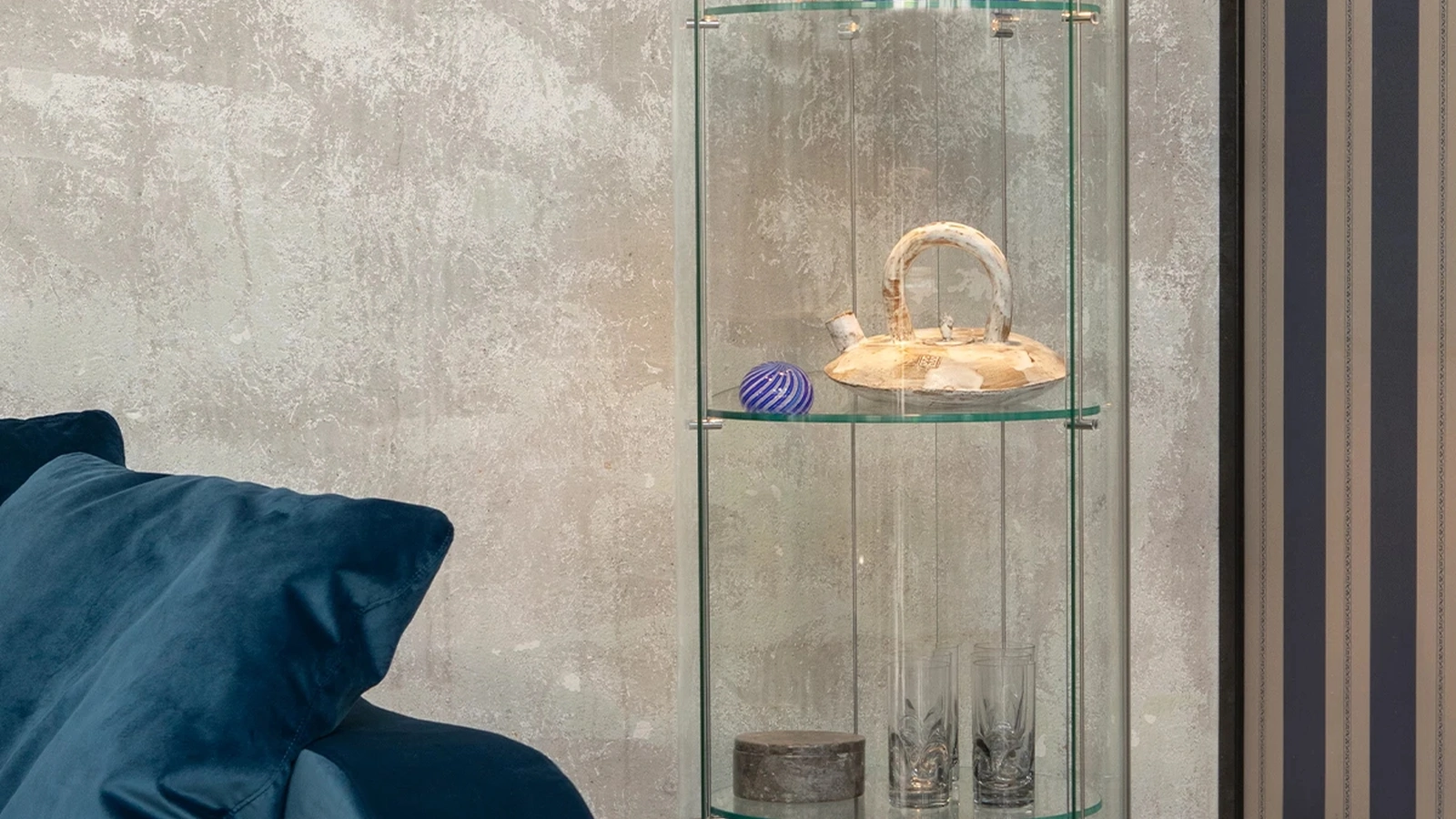 Libreria in vetro con top e base in legno Ego Round di Tonin Casa