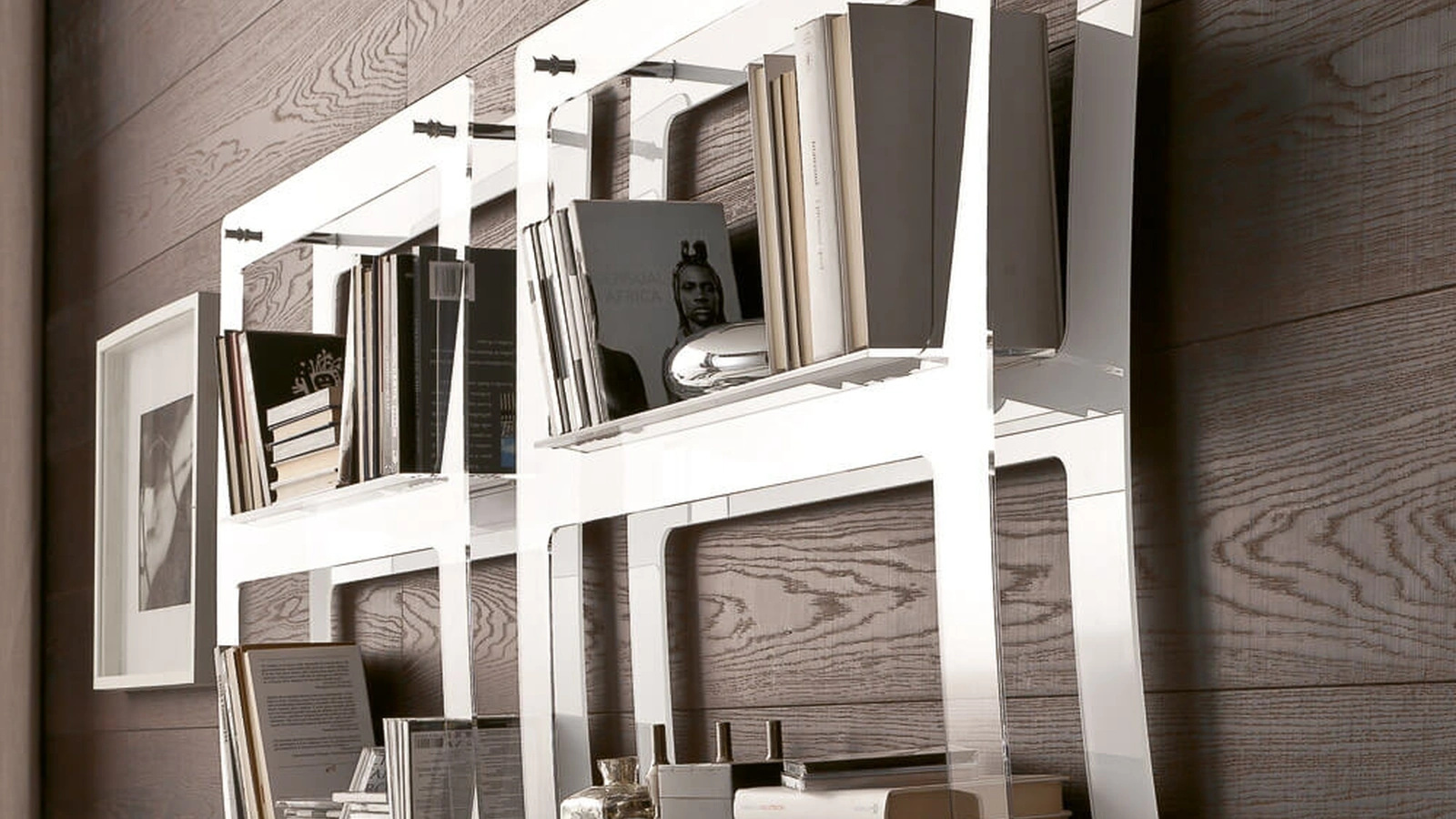 Libreria sospesa in plexiglass Venus di Ponti Terenghi