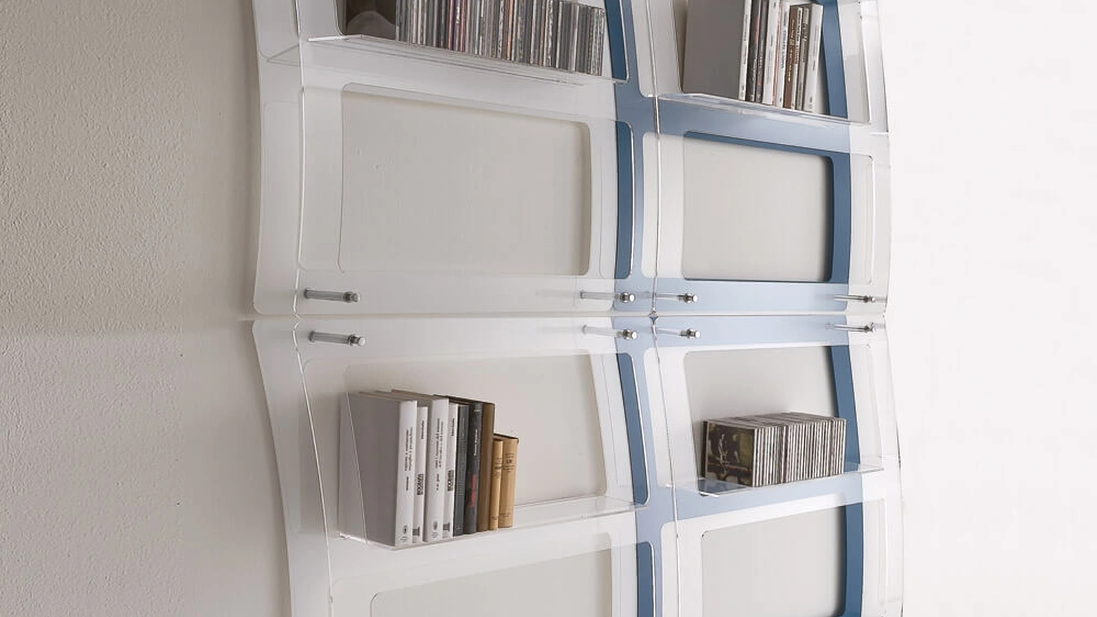 Libreria sospesa in plexiglass Venus di Ponti Terenghi