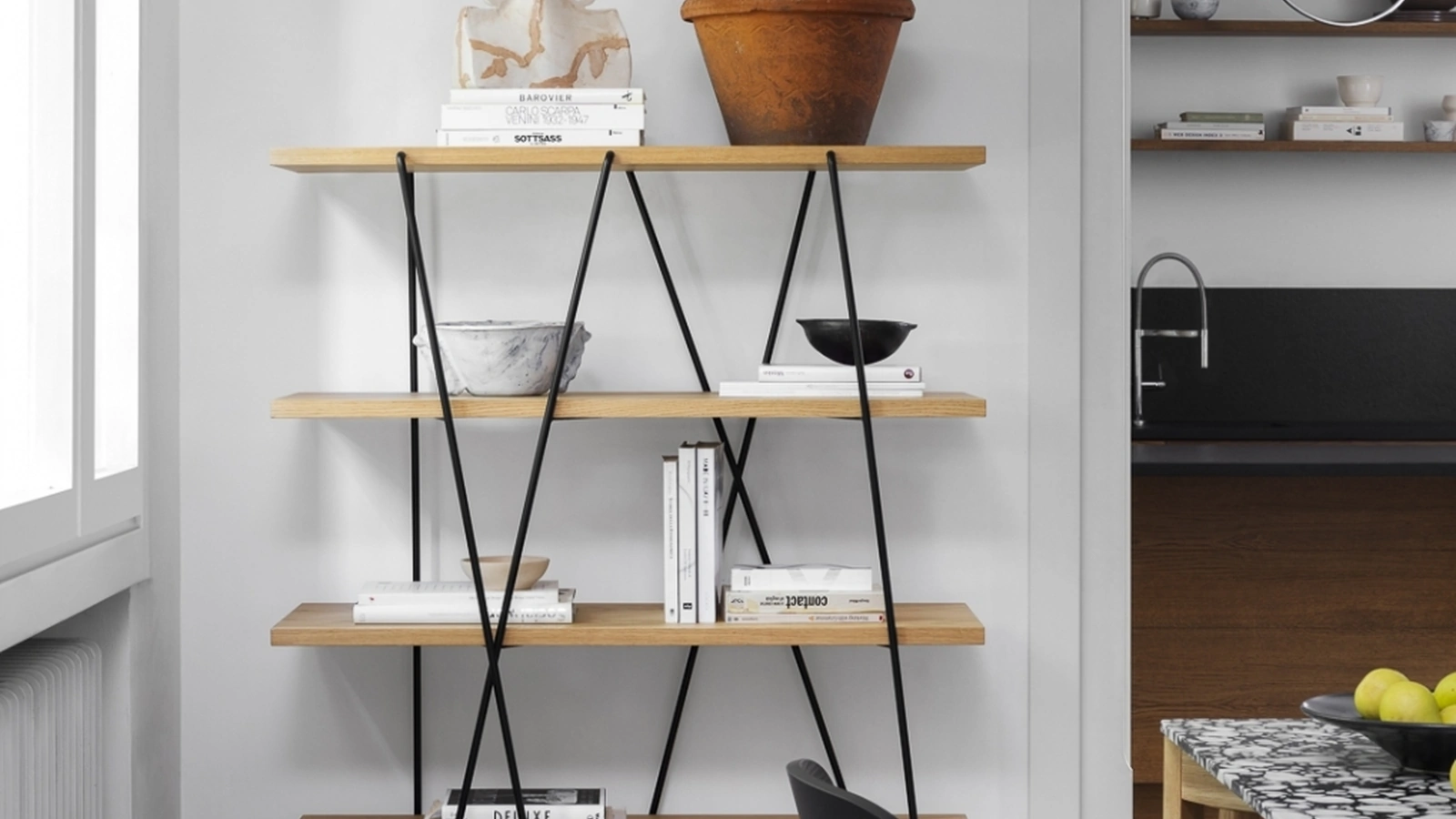 Libreria Matassa con ripiani in legno e struttura in metallo laccato di Miniforms