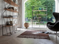 Libreria a muro Naviglio con struttura in metallo verniciato e ripiani in legno di Tonin Casa