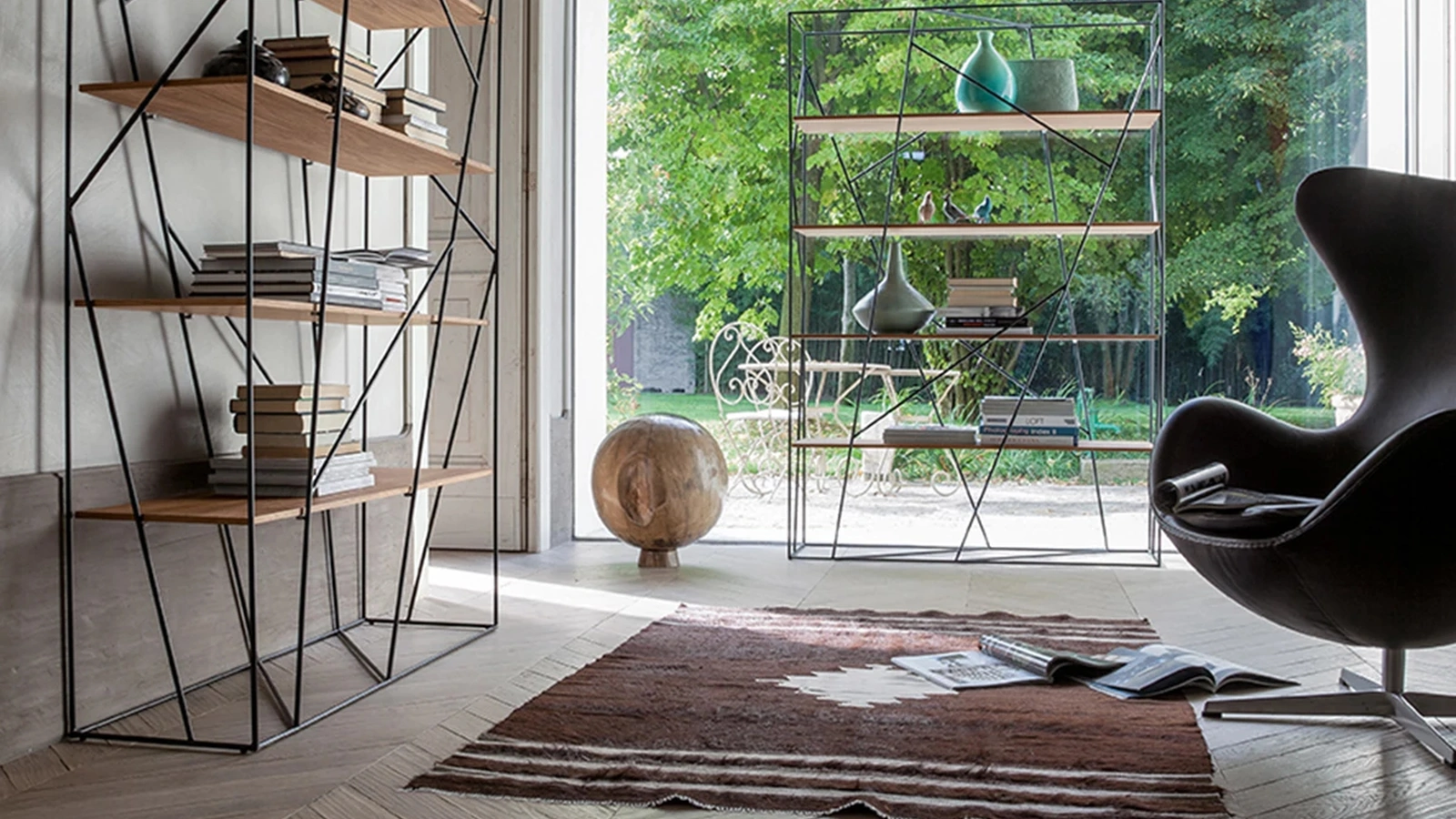 Libreria a muro Naviglio con struttura in metallo verniciato e ripiani in legno di Tonin Casa
