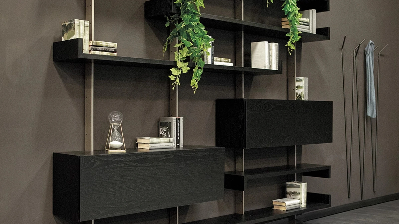 Libreria a muro in legno con montanti in metallo Plan di Tonin Casa