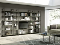 Libreria a muro Shell in laccato opaco con struttura in metallo di Spagnol Mobili