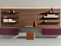 Parete Attrezzata Spazio in Canaletto con boiserie retroilluminata e moduli con anta laccato opaco Malva, mensole vetro trasparente Piombo di Pianca