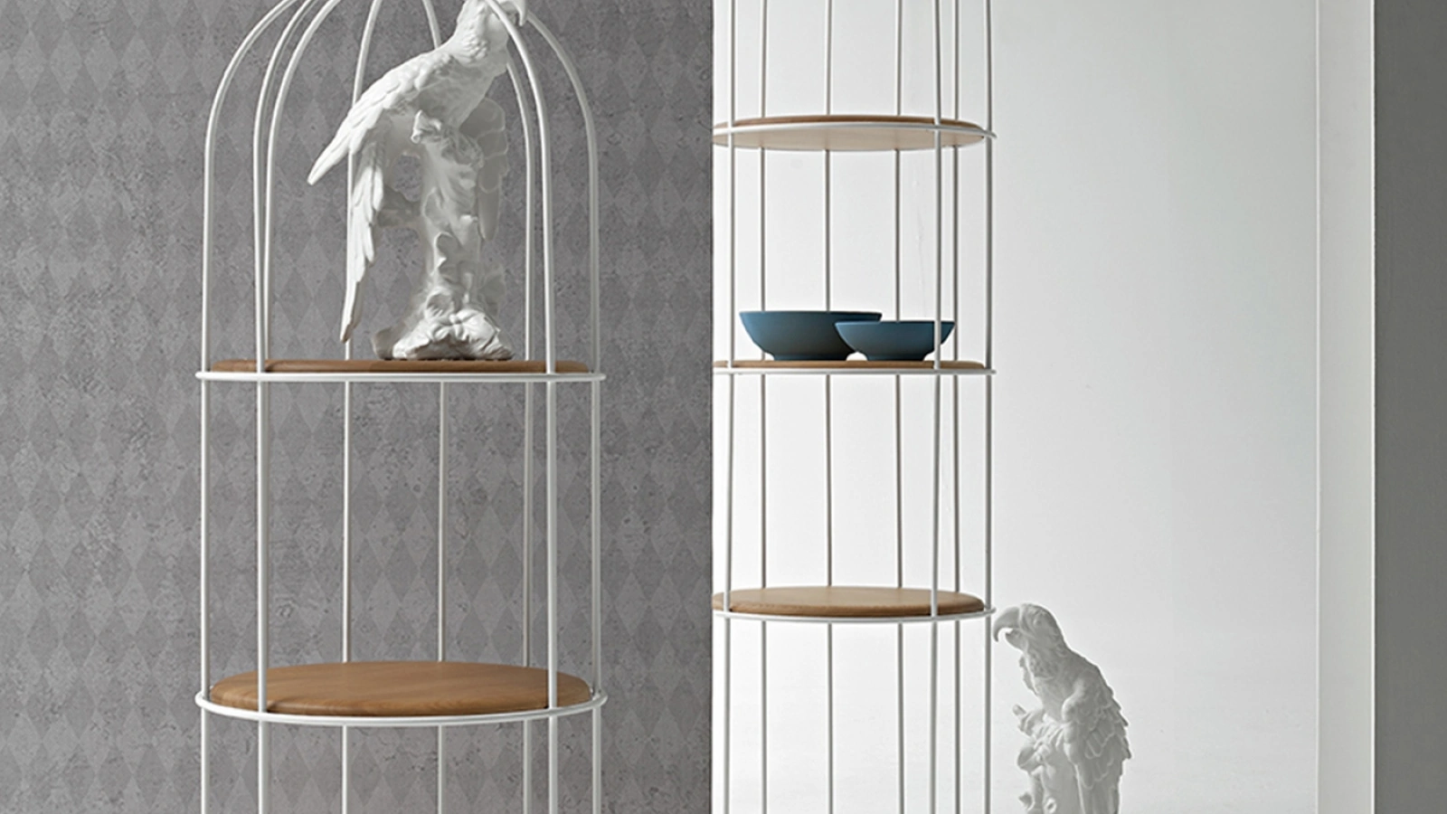 Libreria freestanding Tweet in metallo con ripiani in legno massello e base in marmo di Tonin Casa