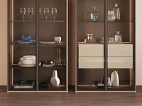 Madia verticale Mood in Noce Canaletto con ante in vetro di Astor Mobili