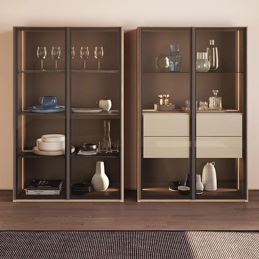 Madia verticale Mood in Noce Canaletto con ante in vetro di Astor Mobili