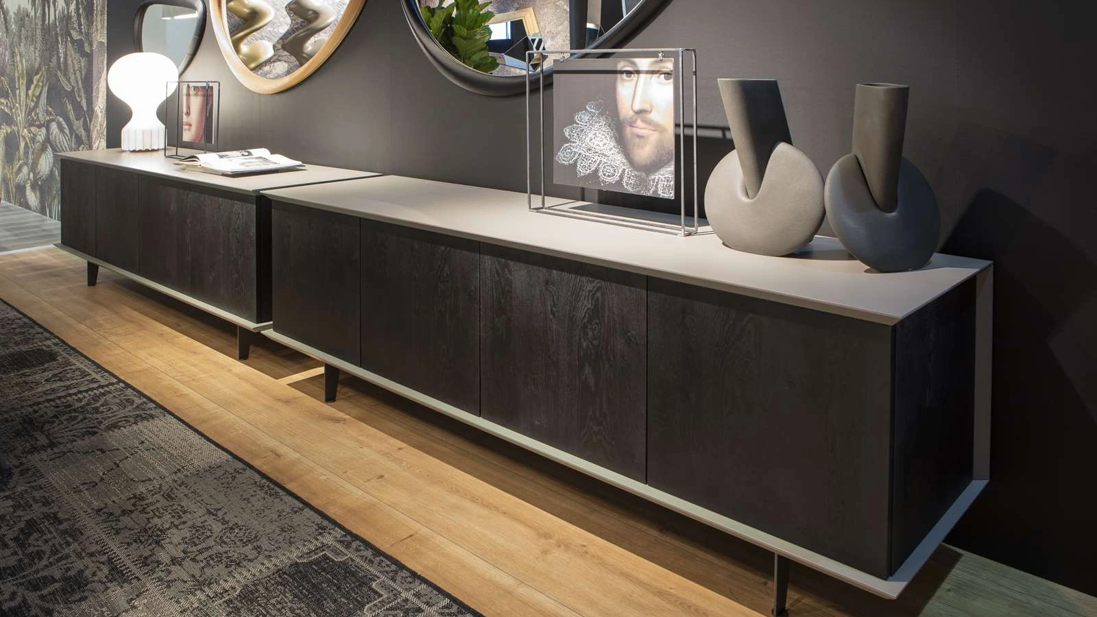 Madia in legno di Rovere Wild Carbone e piedini in metallo Brera di Ozzio