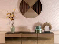 Madia Cannetè con ante a specchio e cornice superiore in vetro cannettato dalla lavorazione rigata di Tonin Casa