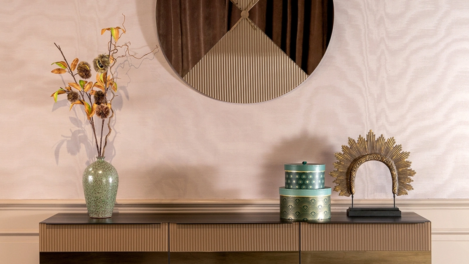 Madia Cannetè con ante a specchio e cornice superiore in vetro cannettato dalla lavorazione rigata di Tonin Casa