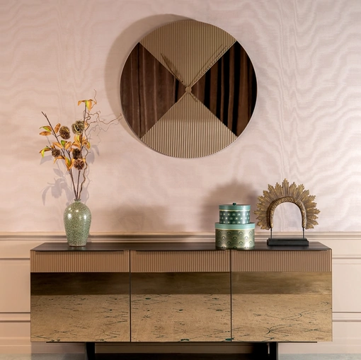 Madia Cannetè con ante a specchio e cornice superiore in vetro cannettato dalla lavorazione rigata di Tonin Casa