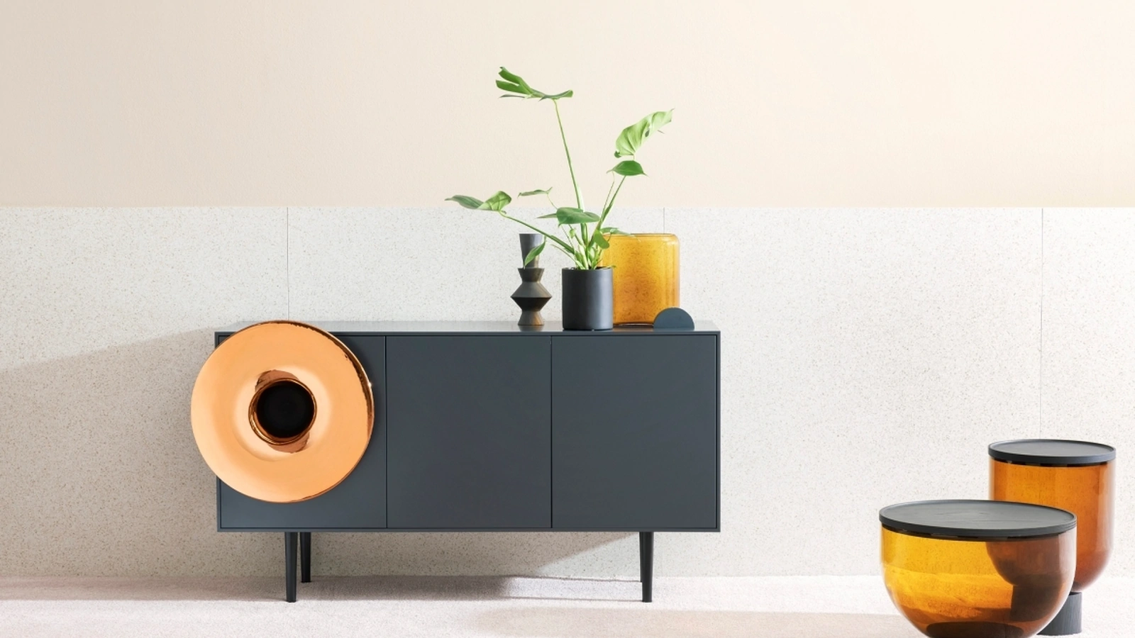 Madia musicale Caruso in laccato Antracite e ceramica di Miniforms