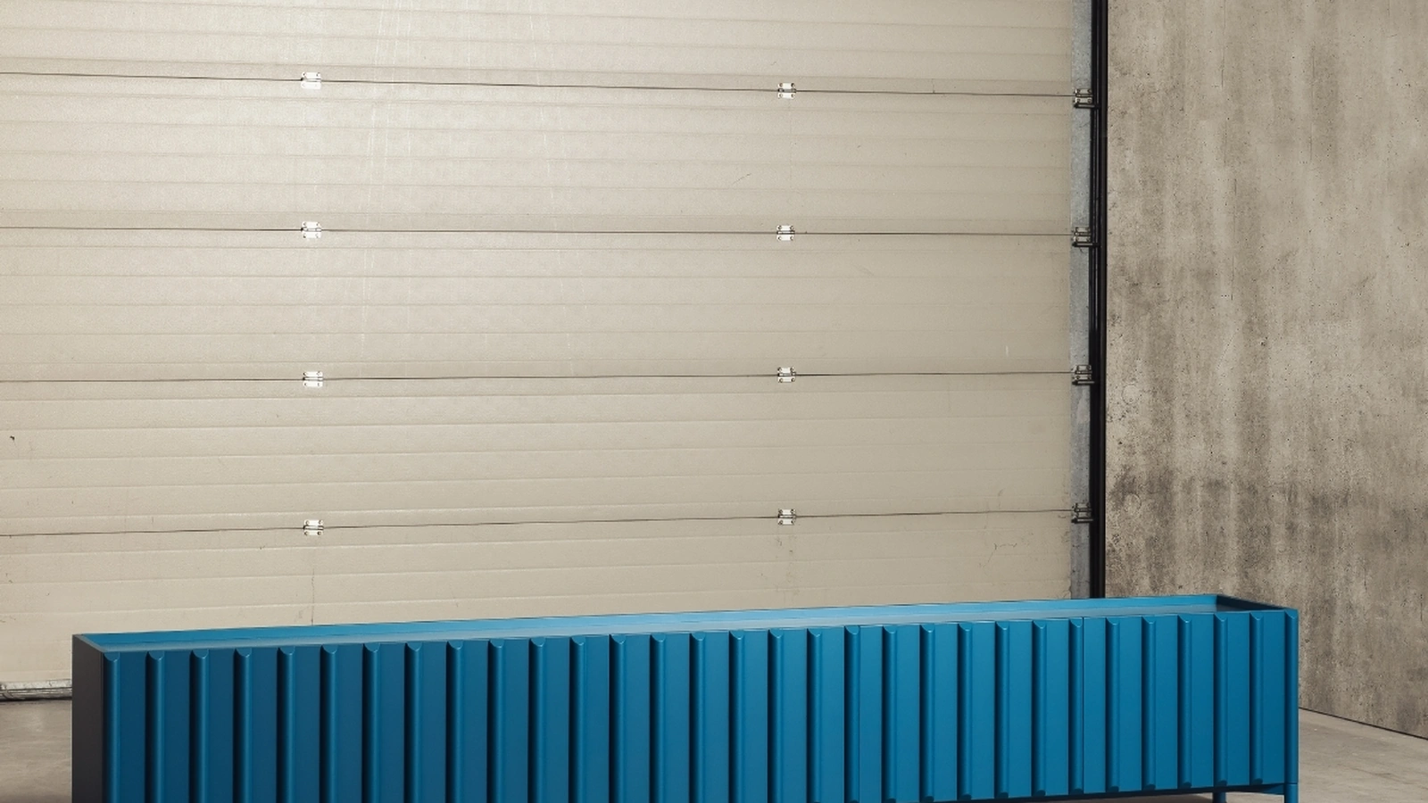 Madia Container di ispirazione industriale con apertura ante a libro in laccato Bisanzio opaco di Miniforms