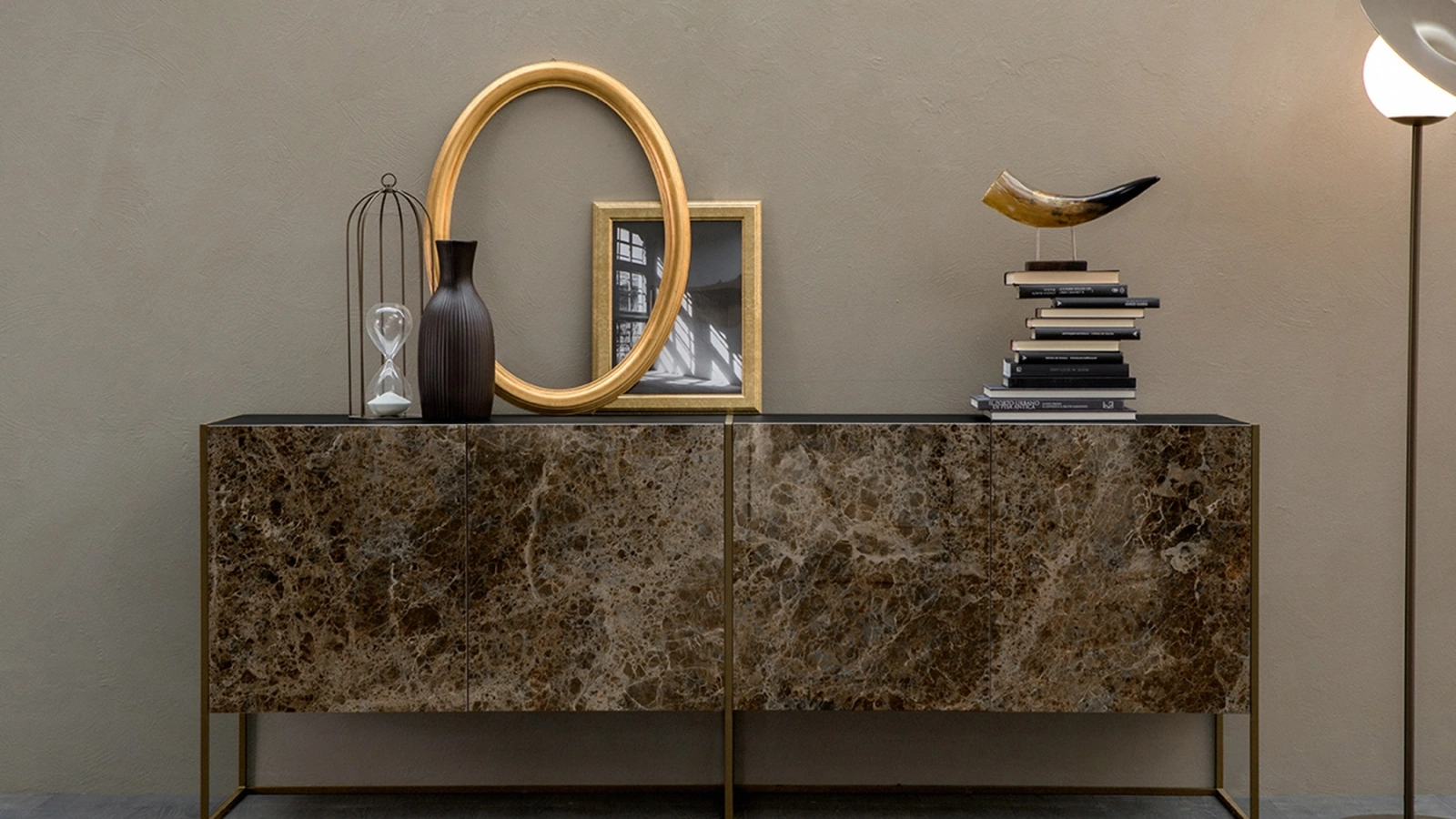 Madia Coral in gres porcellanato con base in metallo laccato di Tonin Casa