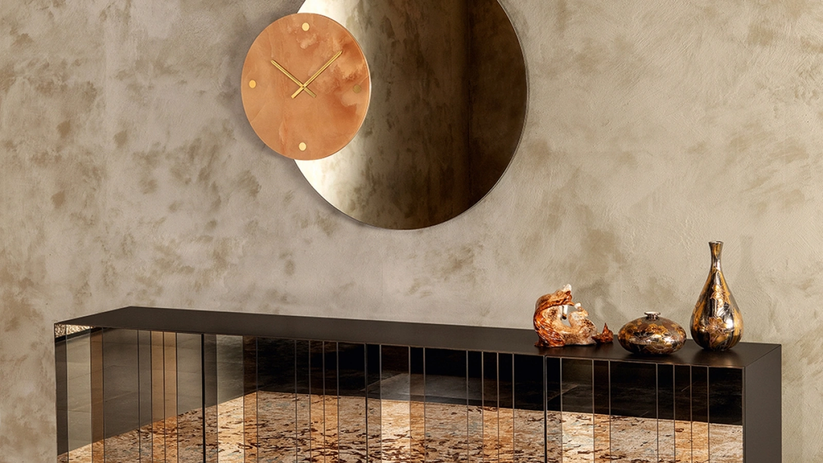 Madia Diva realizzata con una combinazione di elementi specchianti di Tonin Casa