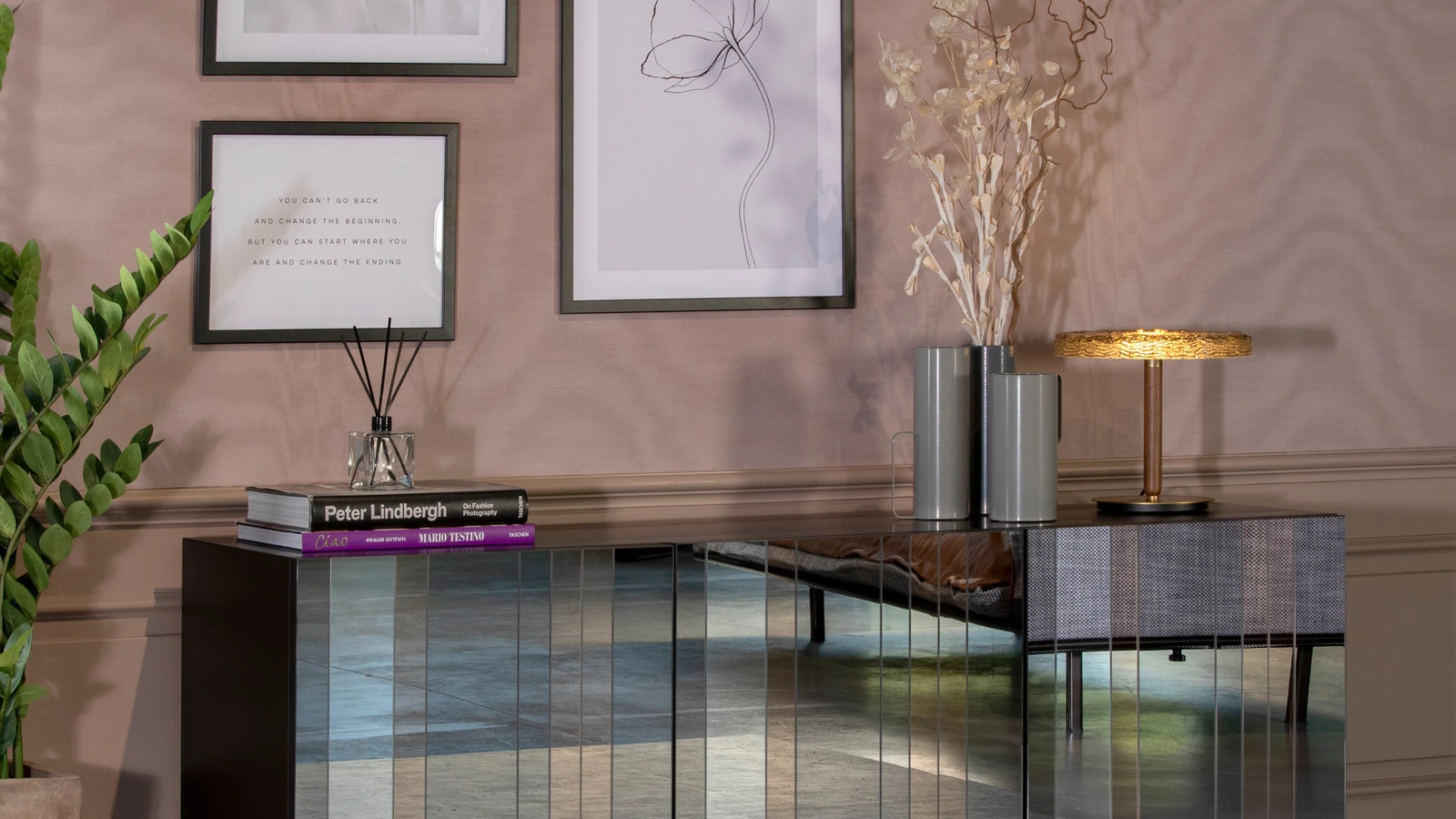 Madia Diva realizzata con una combinazione di elementi specchianti di Tonin Casa