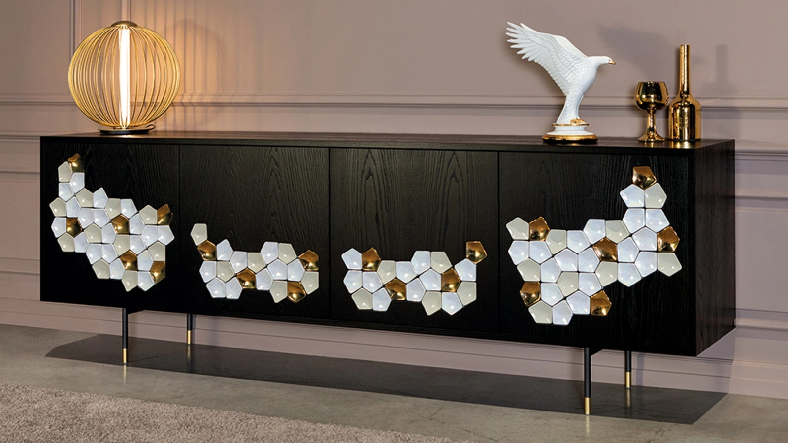 Madia Gaudì in legno con applicazione di petali a mosaico in ceramica bianca, madreperla e oro zecchino lucido di Tonin Casa