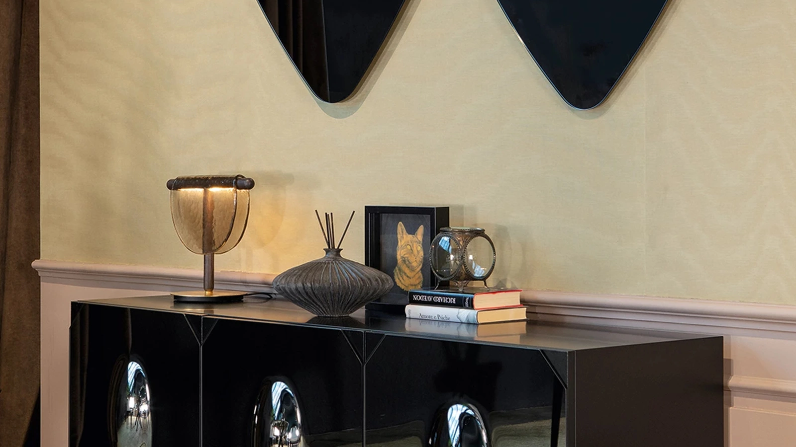 Madia Hopper con ante in cristallo bombato specchiato fumè di Tonin Casa