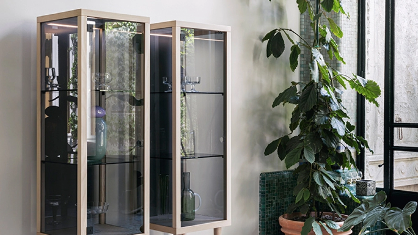 Madia Juno a forma di parallelepipedo in Frassino e vetro Grigio di Miniforms