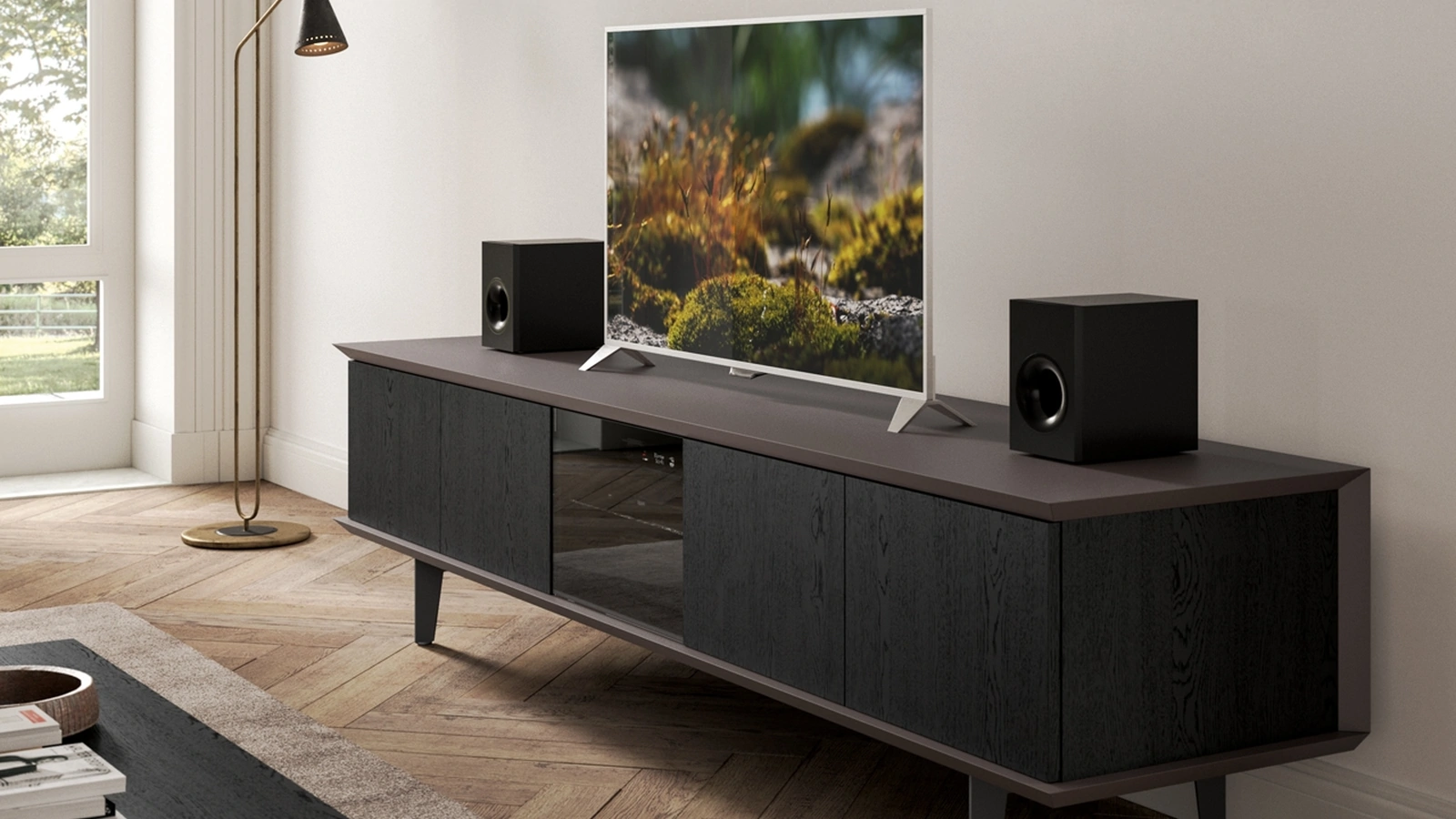 Madia in legno con anta in vetro fumè con piedini in metallo Brera Tv di Ozzio